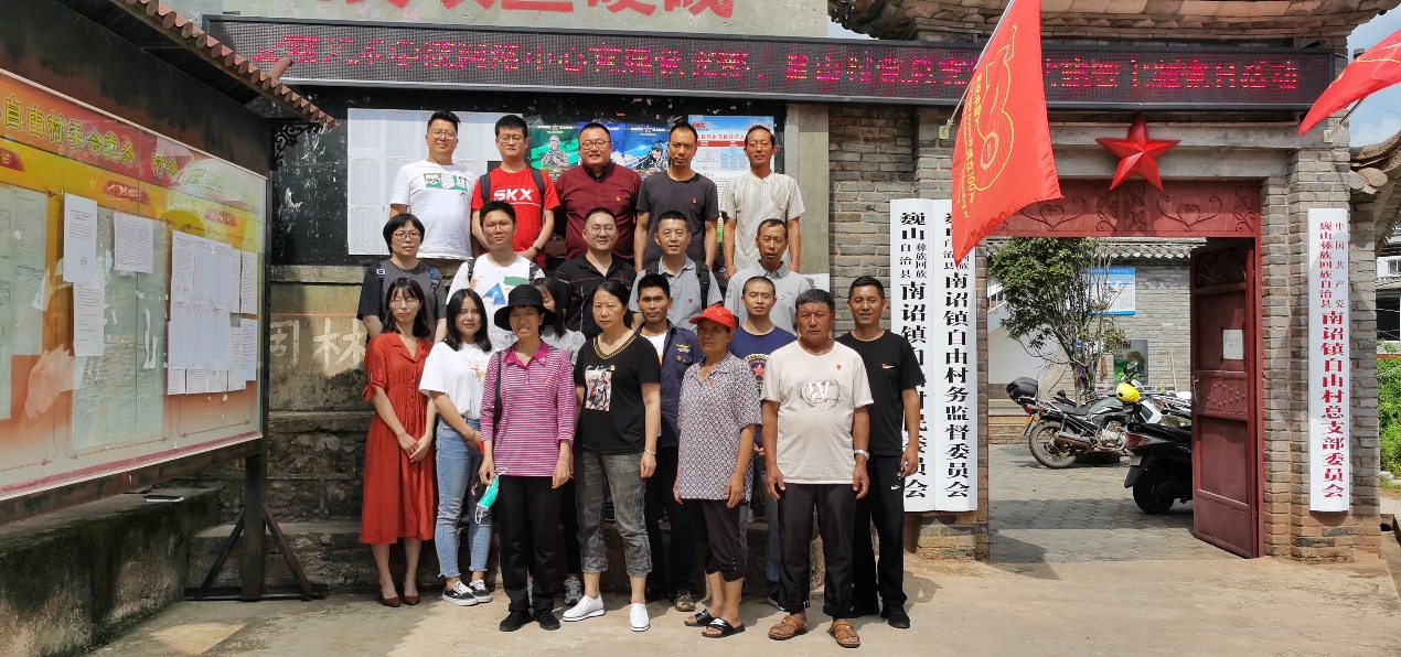 一群人站在建筑前描述已自动生成